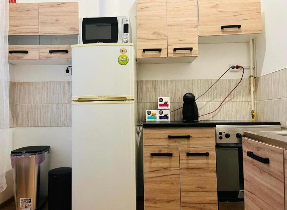 Ejjeli Majom Hostel บูดาเปสต์ ภายนอก รูปภาพ