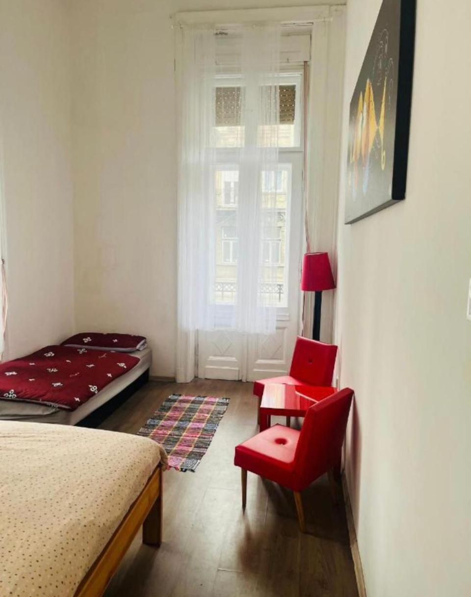 Ejjeli Majom Hostel บูดาเปสต์ ภายนอก รูปภาพ