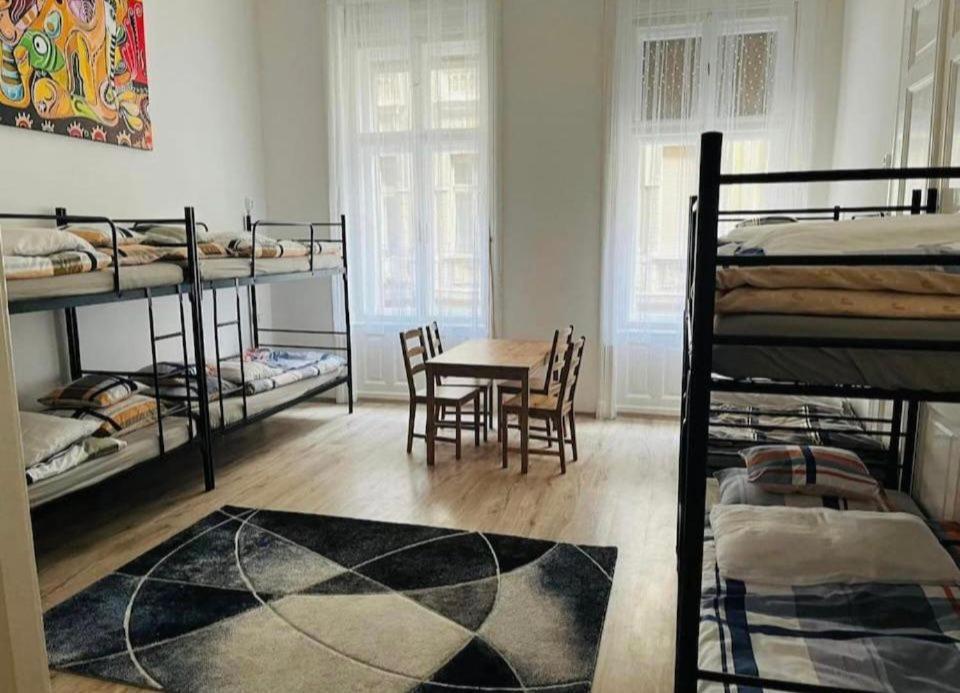 Ejjeli Majom Hostel บูดาเปสต์ ภายนอก รูปภาพ